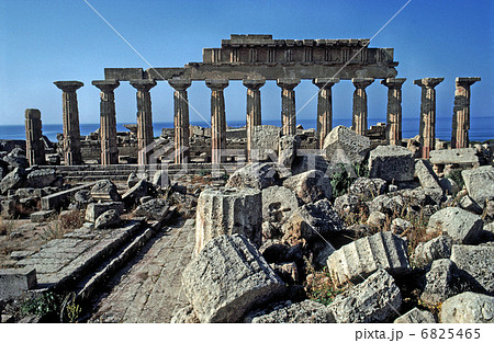 シチリアの古代ギリシャ神殿跡 6825465