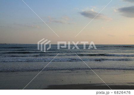由比ガ浜の夕景 6826476