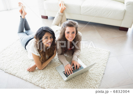 Two women using a computer 6832004