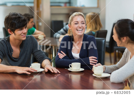 Friends enjoying coffee 6832005