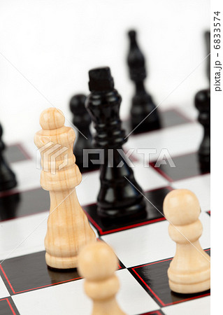 White queen and black king standing at the chessboard 6833574