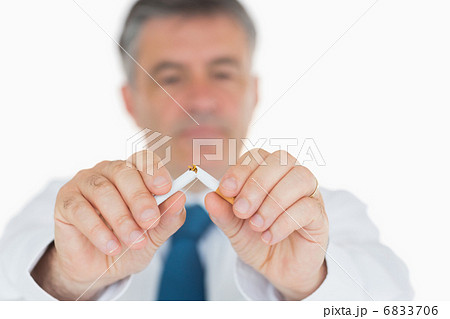 Man breaking cigarette 6833706