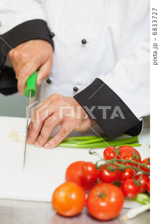 Chef slicing spring onions 6833727