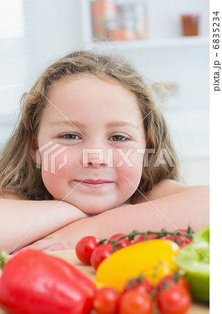 Close up of girl leaning on table 6835234