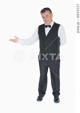 Man in suit showing something 6835537