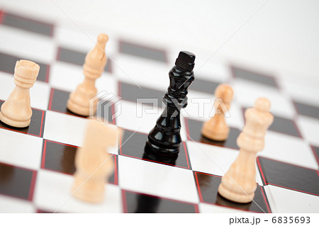 Black queen surrounded by white chess pieces Black queen surrounded by white chess pieces 6835693
