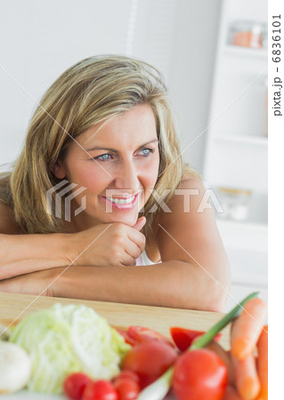 Woman leaning on the table Woman leaning on the table 6836101