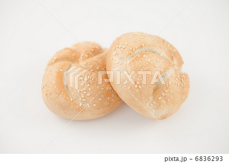 Sesame buns leaning on each other 6836293