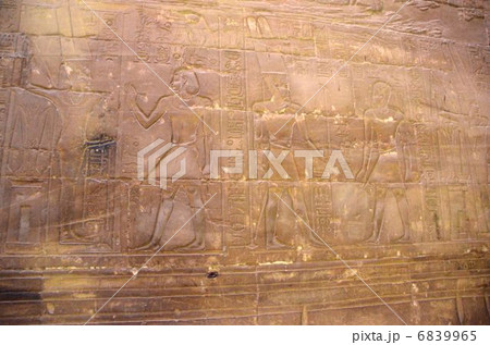 ルクソール神殿内のアレキサンダー大王の間のアメン神のレリーフ 6839965