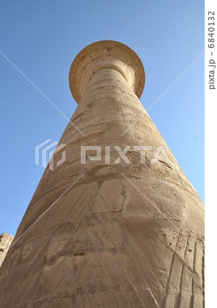 カルナック神殿の第２塔門前の開花式パピルス柱 6840132