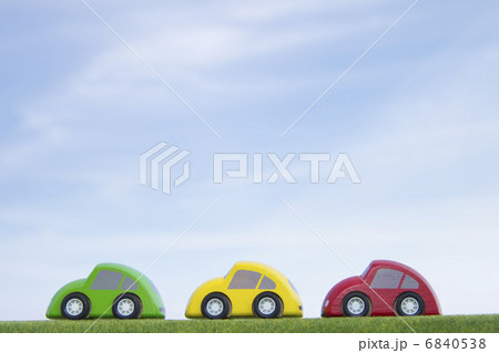 青空と木の車のおもちゃ 青空と木の車のおもちゃ 6840538