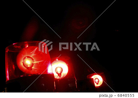 暗闇に回転するパトライト 6840555