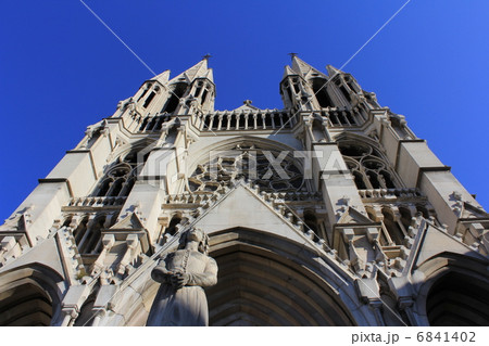 聖ヴァンサン・ド・ポール教会とジャンヌ・ダルク像　マルセイユ　 6841402