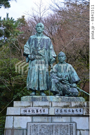円山公園の「坂本龍馬(左)」と「中岡慎太郎(右)」の像（京都市東山区） 6841511