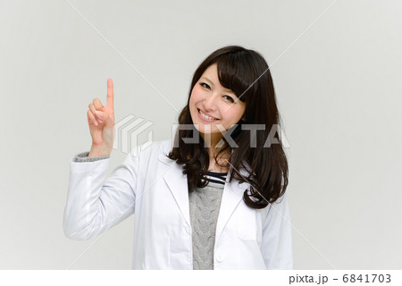ワンポイントをする白衣の女性 ワンポイントをする白衣の女性 6841703