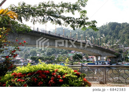 対岸への橋-インドネシアパダン 6842383