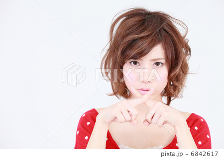 バツを出す女性 バツを出す女性 6842617