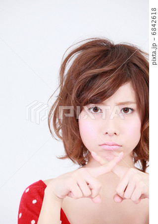 バツを出す女性 バツを出す女性 6842618