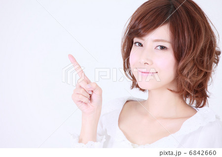 ○○を紹介する女性　 6842660