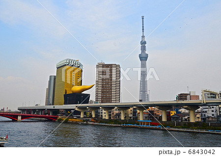 スカイツリー(右)」とアサヒビールビルの「炎のオブジェ(左)」（墨田区吾妻橋／東京都）の写真素材 [6843042] - PIXTA