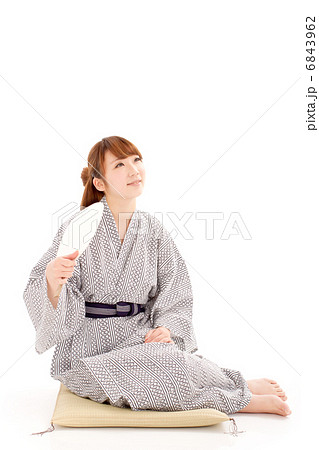 湯上がりにうちわで涼む浴衣姿の若い女の子の写真素材 [6843962] - PIXTA
