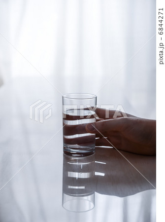 静かな部屋で一杯の水を飲む 静かな部屋で一杯の水を飲む 6844271