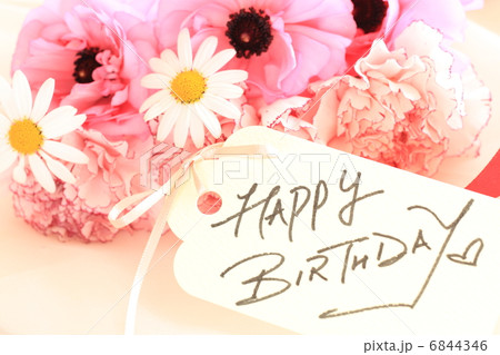 誕生日カードと花束の写真素材