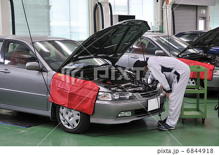 自動車の整備工場 6844918