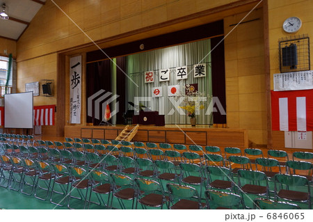 卒業式のステージ 6846065