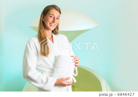 Wellness - young woman floating in Spa in Tank Wellness - young woman floating in Spa in Tank 6846427