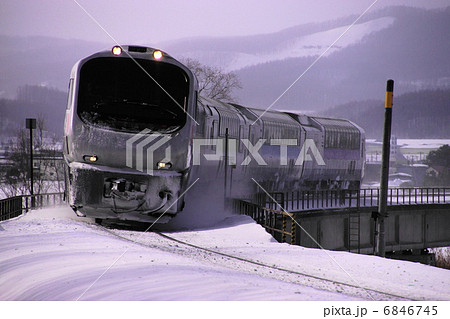 雪景色を走るリゾート列車 ノースレインボーエクスプレス (北見市) 雪景色を走るリゾート列車 ノースレインボーエクスプレス (北見市) 6846745