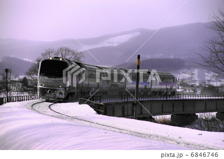 雪景色を走るリゾート列車 ノースレインボーエクスプレス (北見市) 雪景色を走るリゾート列車 ノースレインボーエクスプレス (北見市) 6846746