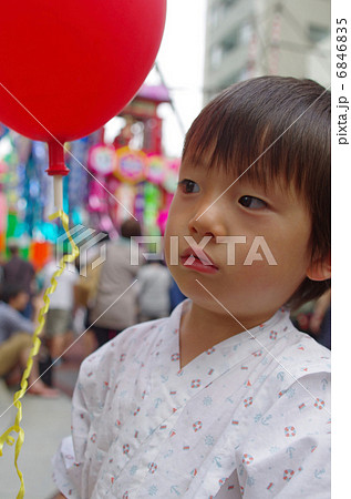 七夕祭りと風船を持つ子供 七夕祭りと風船を持つ子供 6846835