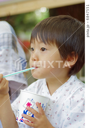 かき氷を食べる子供の写真素材