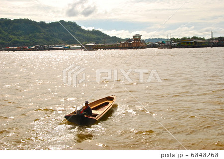 ブルネイ川の「水上タクシー」（バンダリスリブガワン(BSB)／ブルネイ） 6848268