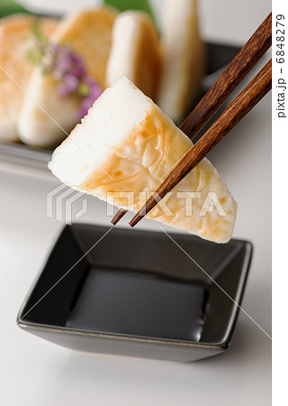 笹かまをつまむ 6848279