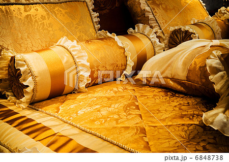 pillows on the beds 6848738