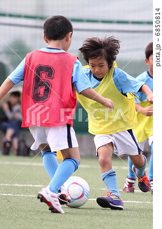 少年サッカーの競い合い 6850814