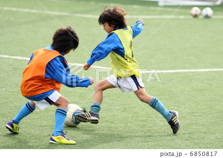 少年サッカーの競い合い 少年サッカーの競い合い 6850817