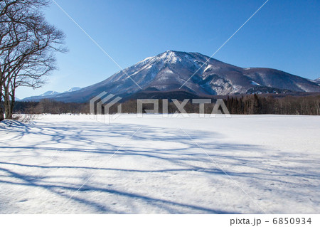 冬晴れの黒姫山 6850934
