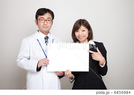 ドクターと医療事務スタッフ 6850984