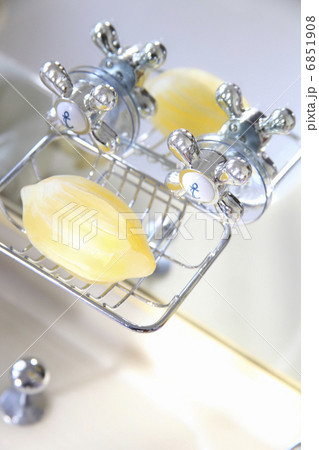 レモン型の石鹸とソープホルダー 6851908