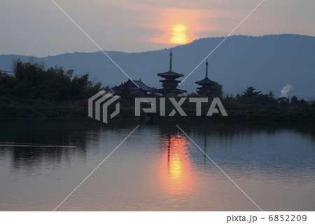 夜明けの薬師寺 6852209