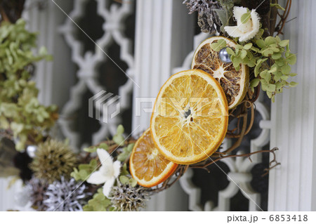 玄関ドアに飾ったナチュラル素材のリース 6853418