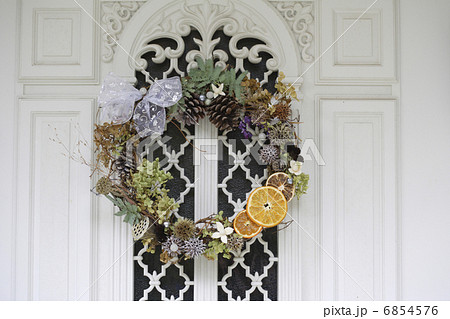 玄関ドアに飾ったナチュラル素材のリース 6854576