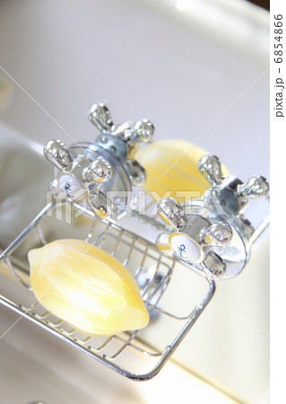 レモン型の石鹸とソープホルダー 6854866