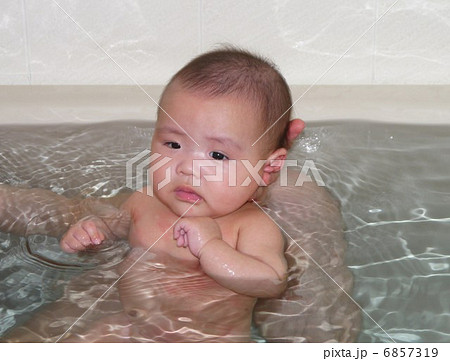 赤ちゃんの入浴の写真素材