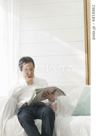 新聞を読む父 新聞を読む父 6858862