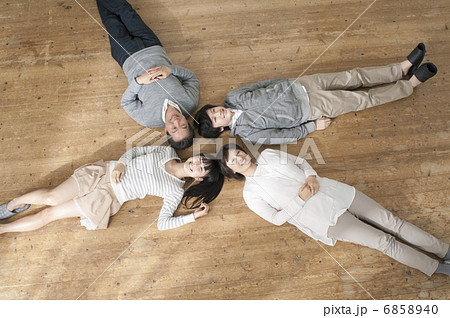 寝転ぶ家族 6858940