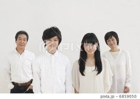並ぶ家族 6859050